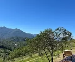 Sítio com uma bela casa no alto das montanhas