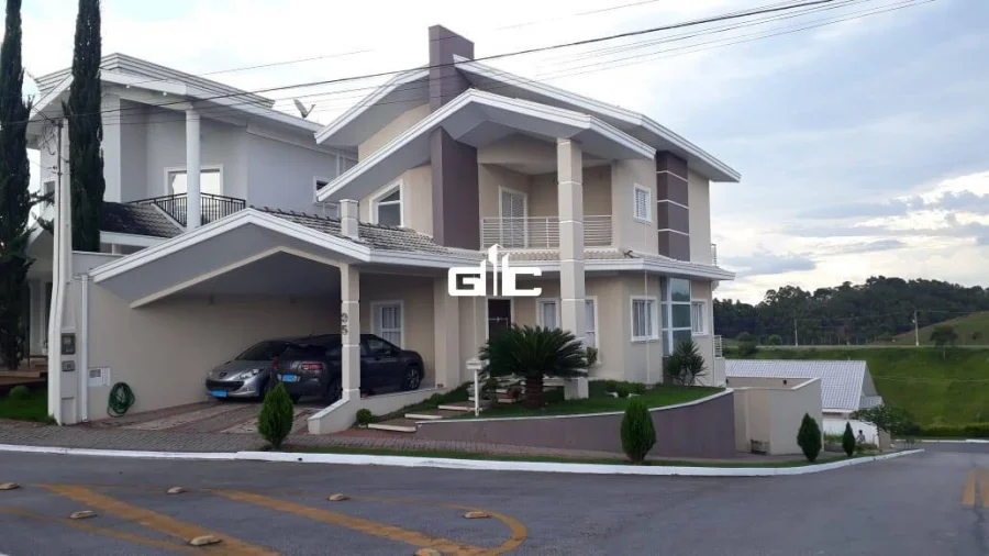 Lindo Sobrado com Piscina à Venda no Condomínio Residencial Mantiqueira – São José dos Campos/SP
